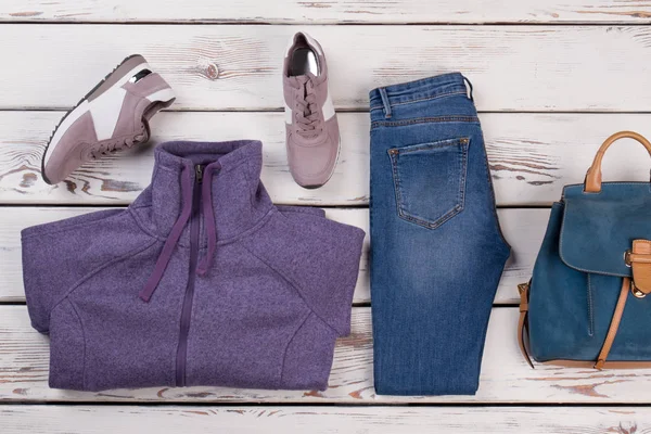 Tröja, sneakers, jeans och ryggsäck — Stockfoto
