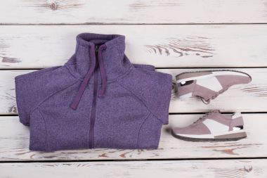 Katlanmış parça ceket ve spor ayakkabı