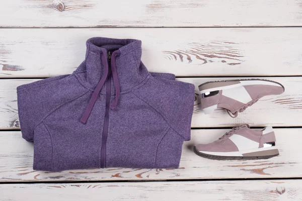 Katlanmış parça ceket ve spor ayakkabı
