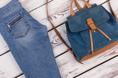 Skinny kot pantolon ve deri sırt çantası