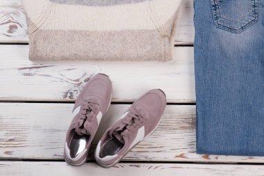 Spor ayakkabı, sıcak kazak, kot pantolon