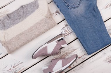 El yapımı kazak, kot pantolon ve spor ayakkabı