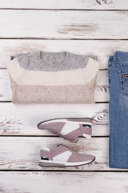 Kazak, kot pantolon ve spor ayakkabı