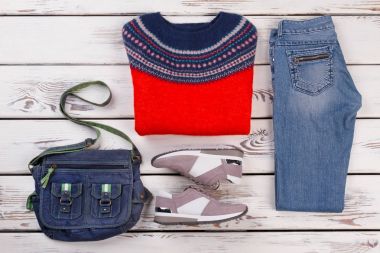 Jumper, kot pantolon, spor ayakkabı ve çanta