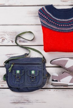 İzlanda jumper, çanta ve spor ayakkabı