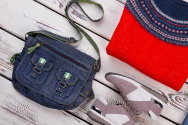 Çantası, tişört ve spor ayakkabı