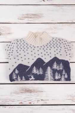 Beyaz ve Mavi kazak katlanmış