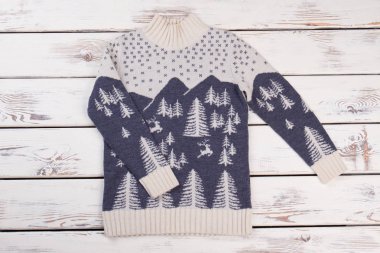 Yün kazak üzerine ahşap masa