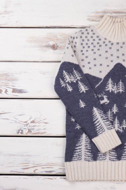 Raf üzerinde beyaz yün kazak