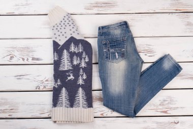 El yapımı kazak ve yıkama kot