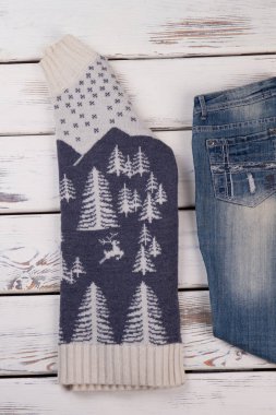 Sıcak kazak ve yıkama kot