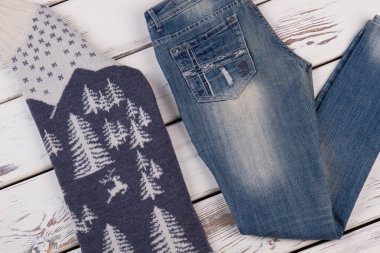 Katlanmış jumper ve kot pantolon