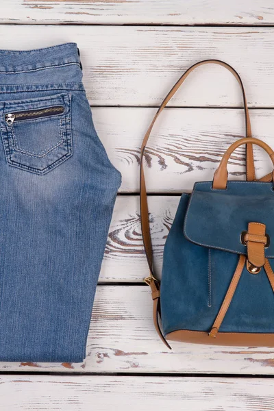 Blå jeans och läder ryggsäck — Stockfoto