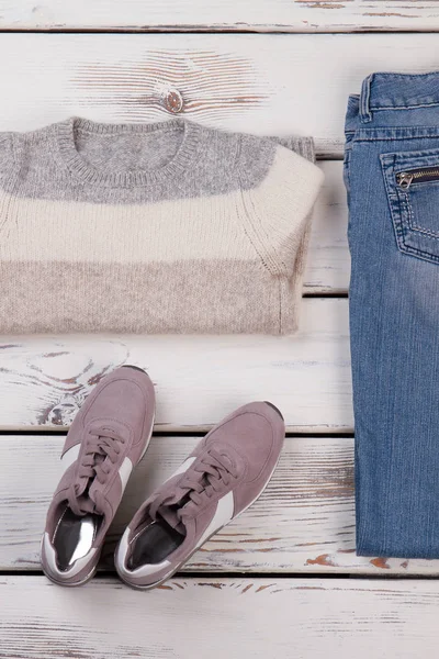 Смугастий светр, джинси та кросівки — стокове фото
