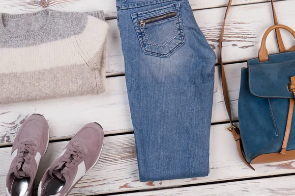 Stickat tröja och vanligt jeans — Stockfoto