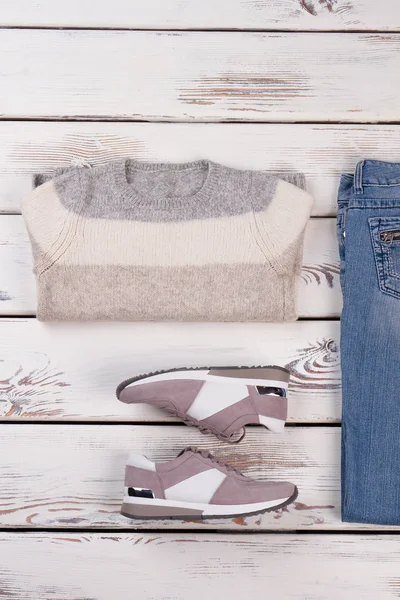 Kazak, kot pantolon ve spor ayakkabı