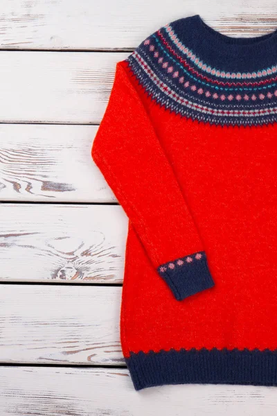 Rode trui op houten achtergrond. — Stockfoto