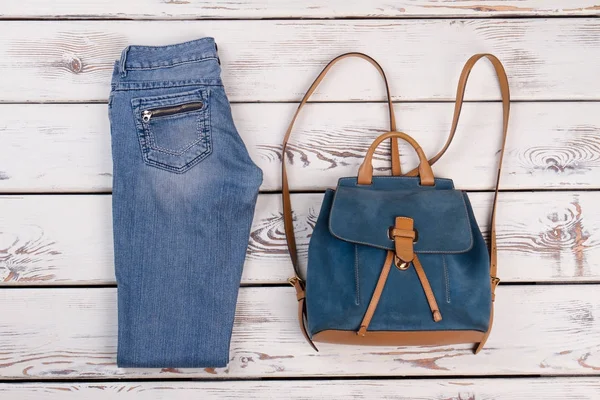 Прості джинси і вінтажний рюкзак Ліцензійні Стокові Фото