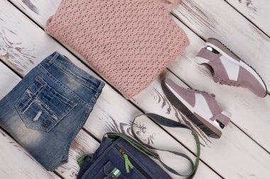 Kazak, kot pantolon, spor ayakkabı ve çanta