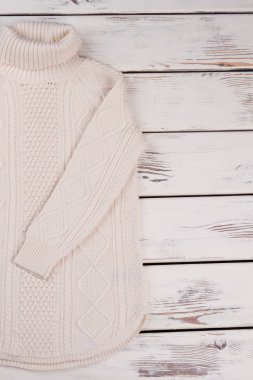 Ahşap arka plan üzerinde beyaz tunik