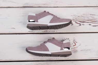 Ahşap arka planda spor ayakkabılar