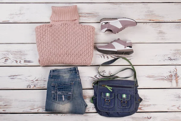 Jumper, kot pantolon, spor ayakkabı ve çanta