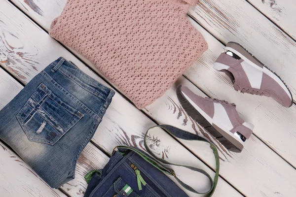 Kazak, kot pantolon, spor ayakkabı ve çanta