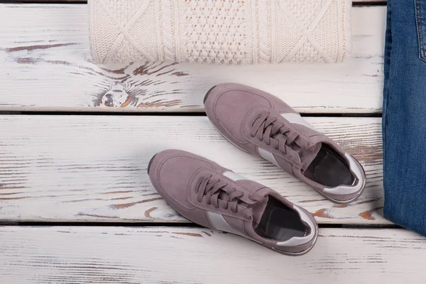 Paar bleke roze sneakers — Stockfoto