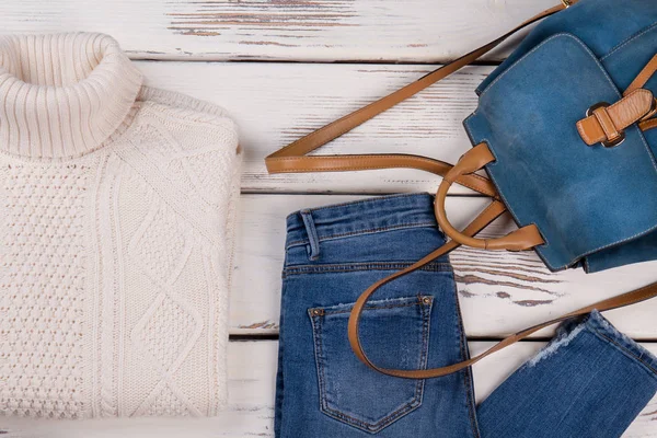 Handgjorda tröja, jeans och ryggsäck. — Stockfoto