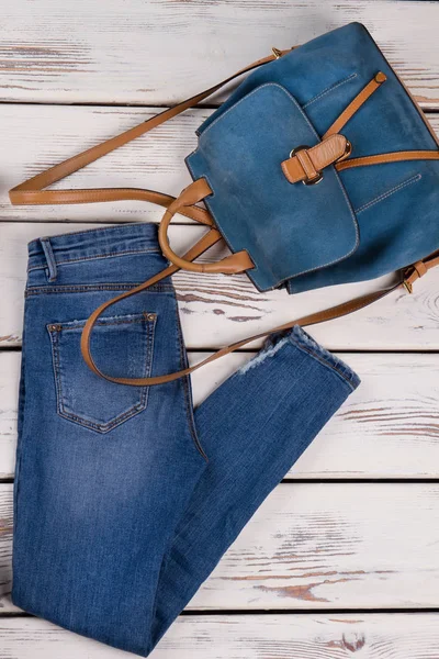 Düzenli kot pantolon ve vintage sırt çantası