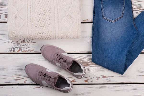 Ylle tröja, jeans och sneakers — Stockfoto