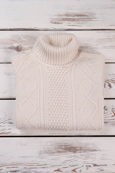 Beyaz el yapımı jumper katlanmış