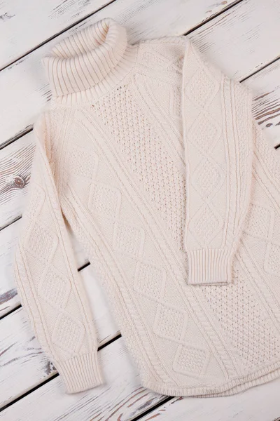 Beyaz el yapımı tunik