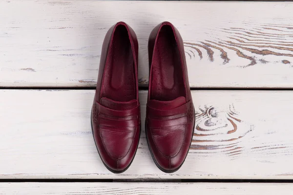 Paar burgundy leerschoenen — Stockfoto