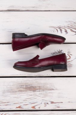 Kırmızı ayakkabılar üzerinde yan görünüm