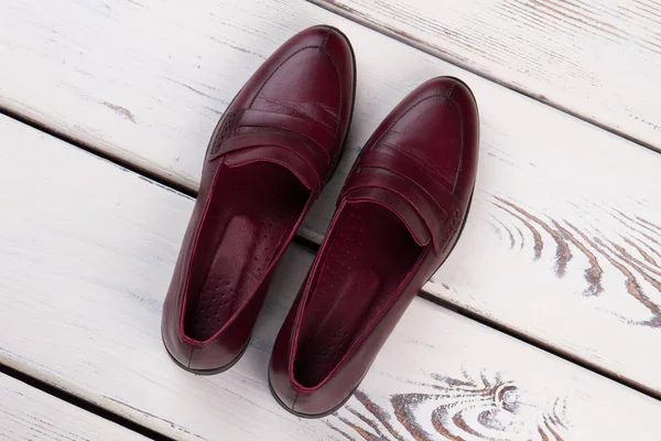 Donker rode lederen schoenen — Stockfoto