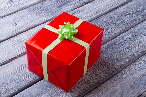 Червона подарункова коробка на столі — стокове фото