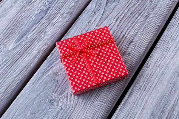 Červená dárková krabička na šedé — Stock fotografie
