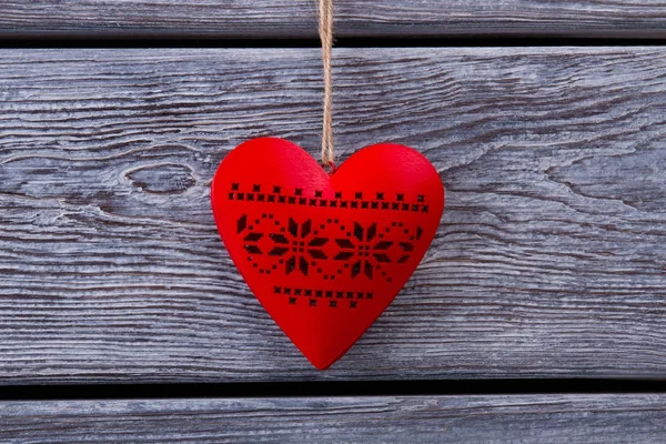 Ornamento a forma di cuore in legno rosso — Foto Stock