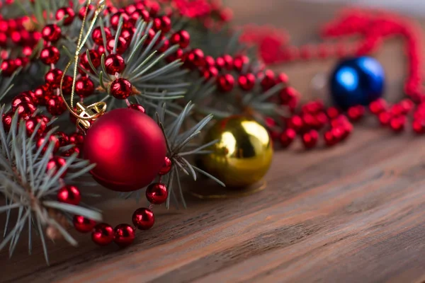 Rama de abeto y decoraciones navideñas — Foto de Stock
