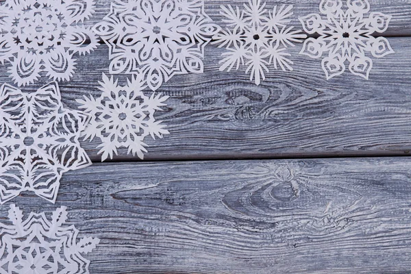 Papieru płatki śniegu na drewnianym stole — Zdjęcie stockowe