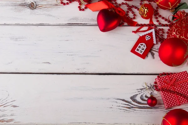 Ornamenti rossi su sfondo bianco — Foto Stock