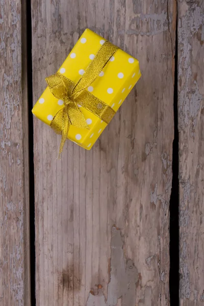 Жовта подарункова коробка на столі — стокове фото