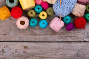 Çok renkli iplik yelpazesine