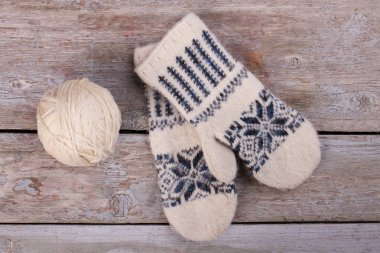 Beyaz eldivenler ve iplik topu