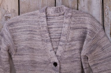 Üzerinde gri hırka yakın çekim