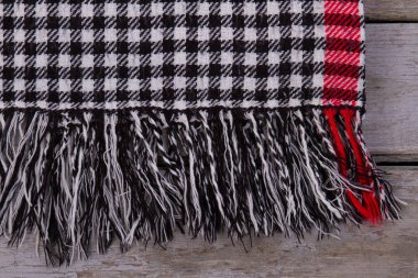 Damalı eşarp yakın çekim