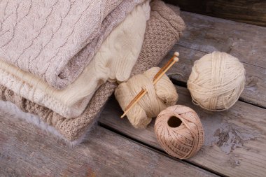 Kazak ve örgü malzemeleri katlanmış