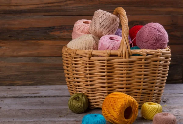 Spools of yarn in basket — Stock Photo, Image