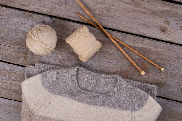 니트 스웨터와 뜨개질 용품 — 스톡 사진